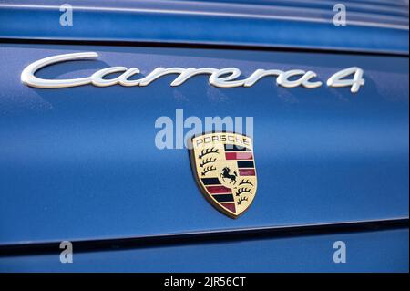 Detailansicht des Emblems und Logos eines Porsche 911 996 Carrera 4 Stockfoto