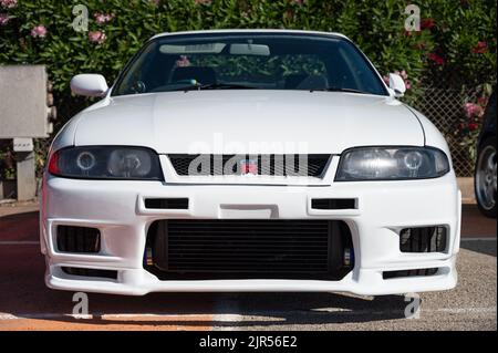 Ein weißer Nissan Skyline GT-R R33 parkte auf der Straße Stockfoto