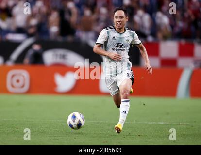 Saitama, Japan. 22. August 2022. Der südkoreanische Jeonbuk Hyundai Motors Moon Seon-min schießt am Samstag, den 20. August 2022, bei einem Viertelfinale der AFC Champions League im Saitama 2002-Stadion in Saitama, einem Vorort von Tokio, den Ball in das Tor des japanischen Vissel Kobe. Jeonbuk besiegte Kobe 3-1. Quelle: Yoshio Tsunoda/AFLO/Alamy Live News Stockfoto