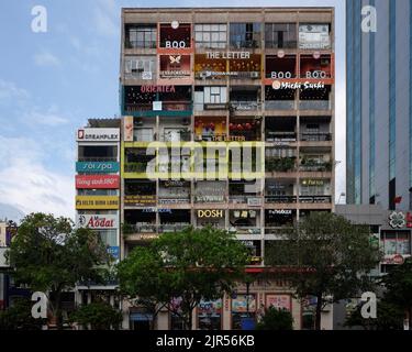 Quadratische Balkoncafés in einem Gebäude in Vietnam Stockfoto