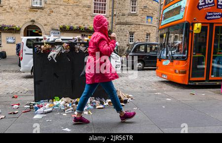 Edinburgh, Schottland, Großbritannien, 22.. August 2022. Müllsammler streiken: Abfall stapelt sich um Mülltonnen, die aufgrund des Streiks der Mülltonnen des rates nicht geleert werden. Im Bild: Ein Mülleimer auf der Royal Mile. Kredit: Sally Anderson/Alamy Live Nachrichten Stockfoto