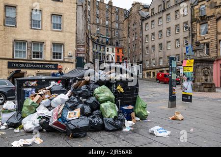 Edinburgh, Schottland, Großbritannien, 22.. August 2022. Müllsammler streiken: Abfall stapelt sich um Mülltonnen, die aufgrund des Streiks der Mülltonnen des rates nicht geleert werden. Im Bild: Mülleimer im Grassmarket. Kredit: Sally Anderson/Alamy Live Nachrichten Stockfoto