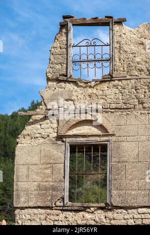 Ein zerstörtes Haus aus Lehmziegelbau in dem halb verlassenen Dorf Antartiko, Gemeinde Prespes, Florina, Mazedonien. Griechenland. Das Dorf Stockfoto