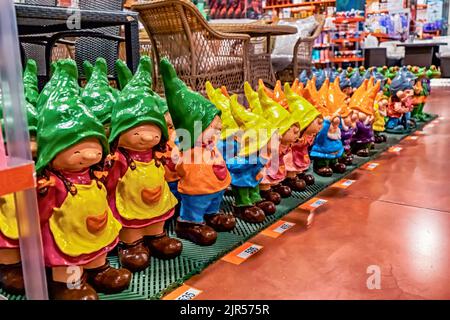 Gartengnome zum Verkauf in einer Garten- und Reparaturwerkstatt Stockfoto