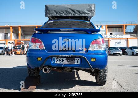 Eine blaue Subaru Impreza zweite Generation, die sich für Geländeangriffe vorbereitet hat Stockfoto