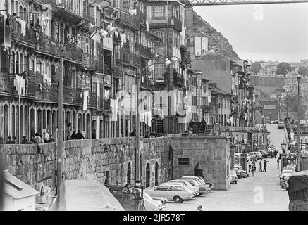 PORTUGAL - PORTO - 1970. Blick entlang der Cais da Ribeira und der Uferpromenade des Douro im Stadtteil Ribeira von Porto, Nordportugal. Copyr Stockfoto