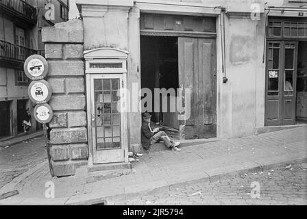 PORTUGAL - PORTO - 1970. An der Ecke der Rua da Fonte Taurina und der Praça da Ribeira am Fluss Douro im Stadtteil Ribeira von Porto, NOR Stockfoto