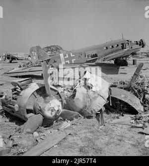 Ein Vintage-Foto um den Mai 1943, das ein zerstörtes deutsches Transportflugzeug des Typs Junkers JU52 in El Aouiana Tunesien nach der Niederlage der Axis-Streitkräfte in Nordafrika zeigt Stockfoto