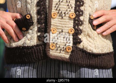 Gilet traditionnel en laine avec des boutons en bois. Saint-Gervais-les-Bains. Haute-Savoie. Auvergne-Rhône-Alpes. Frankreich. Europa. Stockfoto