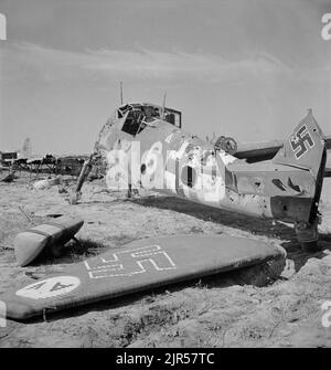 Ein Vintage-Foto um den Mai 1943, das ein zerstörtes deutsches Messerschmitt BF109-Kampfflugzeug in El Aouiana, Tunesien, nach der Niederlage der Axis-Truppen in Nordafrika zeigt Stockfoto