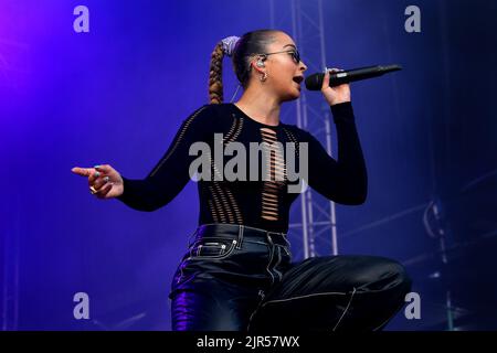 Ella Eyre, live beim Hardwick Live-Musikfestival am Sonntag, 21.. August 2022, England, Großbritannien Stockfoto