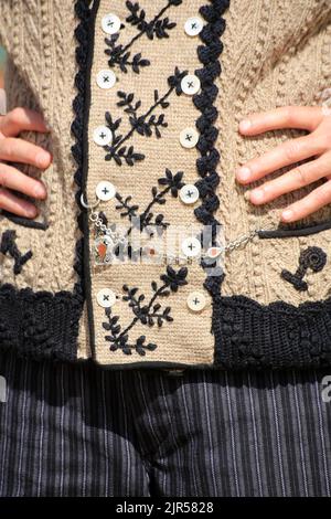 Gilet traditionnel en laine avec des boutons en nacre. La Rioule. Danses folkloriques. Groupes folkloriques du Pays de Savoie. Frankreich. Stockfoto