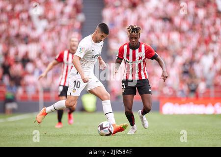 Bilbao, Spanien - 21. August 2022, Carlos Soler von Valencia CF tritt mit Nico Williams vom Athletic Club während des spanischen Fußballspiels La Liga zwischen Athletic Club und Valencia CF am 21. August 2022 im Stadion San Mames in Bilbao, Spanien, um den Ball an - Foto: Ricardo Larreina/DPPI/LiveMedia Kredit: Independent Photo Agency/Alamy Live News Stockfoto