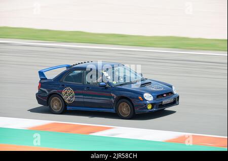 Ein Subaru Impreza zweite Generation Rundumscheinwerfer vor Neugestaltung läuft auf der Rennstrecke Stockfoto