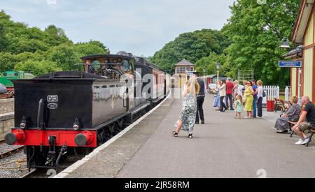 Menschen, die auf einen Dampfzug auf der Station Bolton Abbey warten, Embsay Steam Railway, in der Nähe von Skipton, Yorkshire Dales, Nordengland, VEREINIGTES KÖNIGREICH Stockfoto