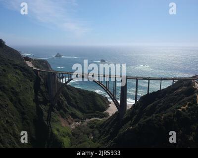 Die wunderschöne Bixby Creek Bridge an der Küste von Big Sur in Kalifornien bei Tageslicht Stockfoto