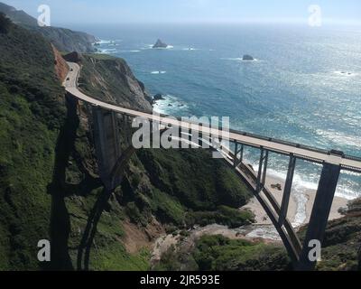 Die wunderschöne Bixby Creek Bridge an der Küste von Big Sur in Kalifornien bei Tageslicht Stockfoto