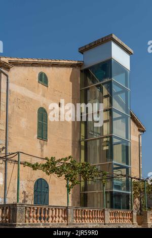 Arta, Spanien; august 13 2022: Öffentliche Stadtbibliothek der mallorquinischen Stadt Arta. Insel Mallorca, Spanien Stockfoto