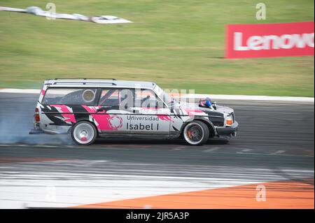 Ein alter Kombi des Volvo 240, der mit einem Twin-Turbo-Motor auf der Rennstrecke getunt wurde Stockfoto