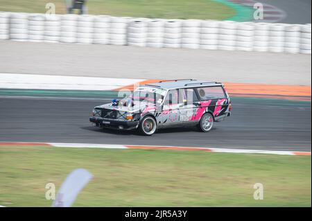 Ein alter Kombi des Volvo 240, der mit einem Twin-Turbo-Motor auf der Rennstrecke getunt wurde Stockfoto