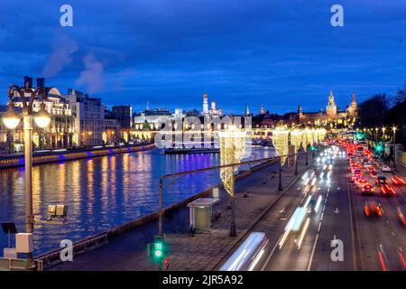 Nachtansicht des Kremls und des Moskwa Flusses im Winter mit Neujahrsbeleuchtung und Verkehr in Blautönen, Moskau, Russland. Speicherplatz kopieren Stockfoto