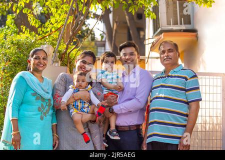 Gruppe von glücklichen Multi-Generation-Familie lächeln und stehen zusammen Stockfoto