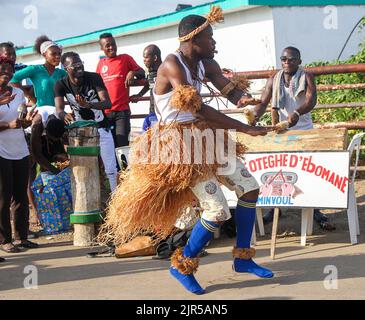 Traditionelle Tänzer aus Gabun treten beim Gabon 9 Provinces Gabon 9