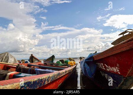 Blick auf eine Landebahn im Dorf Donguila (ca. 60 km von Libreville entfernt), 11. Oktober 2013. Vue d'un debarcadere au Village Donguila (a soixantaine de kilometres de Libreville), le 11 Octobre 2013. Stockfoto