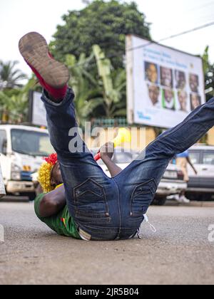 Ein kamerunischer Fan freut sich am 14. Januar 2022 auf einer Straße in Libreville während des Kamerun-Äthiopien-Spiels zum Afrikanischen Cup der Nationen 2021. Stockfoto