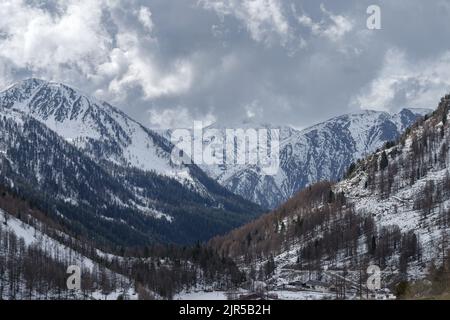 Panoramasicht auf schneebedeckte Berge, Alpes Maritimes, Isola 2000, Frankreich Stockfoto