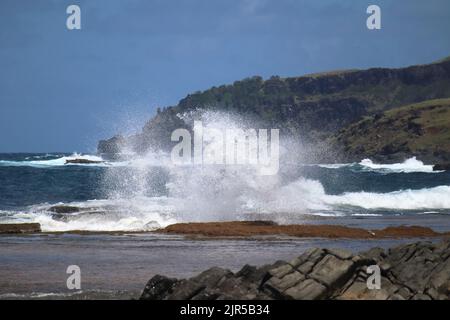 Starke Wellen treffen auf Felsen am Strand von Leao in Noronha, Praia do Leao. Stockfoto