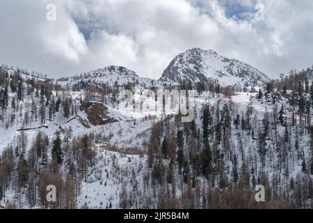 Panoramasicht auf schneebedeckte Berge, Alpes Maritimes, Isola 2000, Frankreich Stockfoto