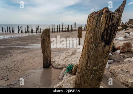 Zerstörte und erodierte Straßenbelägen und Militärgebäude auf Spurn Head, East Yorkshire, Großbritannien Stockfoto