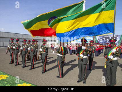 Die Ehrenwache der äthiopischen Armee hält am Flughafen Addis Abeba die Flaggen Gabuns und Äthiopiens, als am 04. Februar 2022 die gabunische Premierministerin Rose Francine Ossouka Raponda zur Teilnahme am Gipfel der Afrikanischen Union eintreffen wurde. Stockfoto