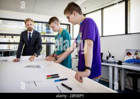2022-08-22 14:00:35 DORDRECHT - Dennis Wiersma, Minister für Primary and Secondary Education, während eines Besuchs der Municipal Dalton College während des Starts der Sekundarstufe. Grund- und Sekundarschulen im Zentrum des Landes werden nach sechs Wochen Sommerurlaub wieder eröffnet. ANP KOEN VAN WEEL niederlande Out - belgien Out Stockfoto