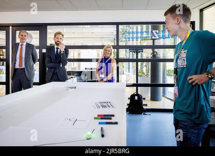 2022-08-22 13:59:26 DORDRECHT - Dennis Wiersma, Minister für Primary and Secondary Education, während eines Besuchs der Municipal Dalton College während des Starts der Sekundarstufe. Grund- und Sekundarschulen im Zentrum des Landes werden nach sechs Wochen Sommerurlaub wieder eröffnet. ANP KOEN VAN WEEL niederlande Out - belgien Out Stockfoto