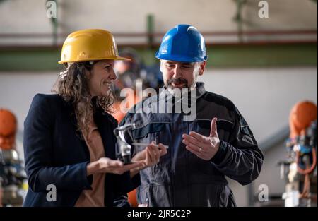 Ingenieurin und Mechanikerin, die Routineprüfung in der Industriefabrik macht Stockfoto