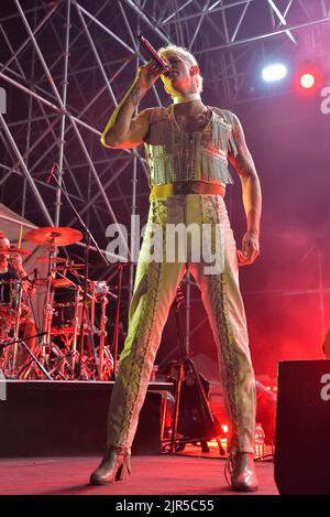Civitavecchia, Italien. 20. August 2022. Achille Lauro im Konzert von Achille Lauro Superstar - Electric Orchestra Tour bei der Civitavecchia Summer Festival Show am 20. August 2022 in Civitavecchia. (Foto: Roberto Bettacchi/Pacific Press) Quelle: Pacific Press Media Production Corp./Alamy Live News Stockfoto