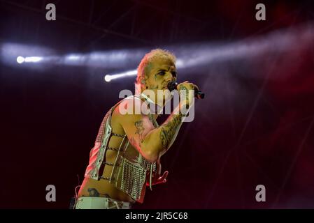 Civitavecchia, Italien. 20. August 2022. Achille Lauro im Konzert von Achille Lauro Superstar - Electric Orchestra Tour bei der Civitavecchia Summer Festival Show am 20. August 2022 in Civitavecchia. (Foto: Roberto Bettacchi/Pacific Press) Quelle: Pacific Press Media Production Corp./Alamy Live News Stockfoto