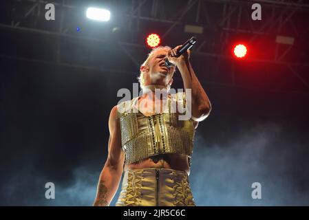 Civitavecchia, Italien. 20. August 2022. Achille Lauro im Konzert von Achille Lauro Superstar - Electric Orchestra Tour bei der Civitavecchia Summer Festival Show am 20. August 2022 in Civitavecchia. (Foto: Roberto Bettacchi/Pacific Press) Quelle: Pacific Press Media Production Corp./Alamy Live News Stockfoto