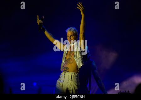 Civitavecchia, Italien. 20. August 2022. Achille Lauro im Konzert von Achille Lauro Superstar - Electric Orchestra Tour bei der Civitavecchia Summer Festival Show am 20. August 2022 in Civitavecchia. (Foto: Roberto Bettacchi/Pacific Press) Quelle: Pacific Press Media Production Corp./Alamy Live News Stockfoto