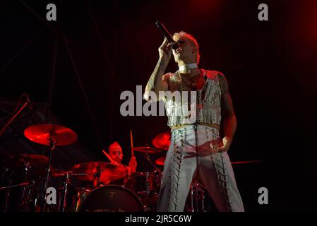 Civitavecchia, Italien. 20. August 2022. Achille Lauro im Konzert von Achille Lauro Superstar - Electric Orchestra Tour bei der Civitavecchia Summer Festival Show am 20. August 2022 in Civitavecchia. (Foto: Roberto Bettacchi/Pacific Press) Quelle: Pacific Press Media Production Corp./Alamy Live News Stockfoto