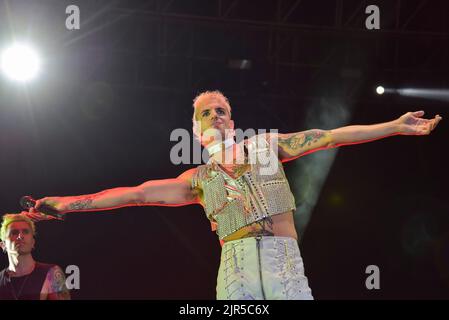 Civitavecchia, Italien. 20. August 2022. Achille Lauro im Konzert von Achille Lauro Superstar - Electric Orchestra Tour bei der Civitavecchia Summer Festival Show am 20. August 2022 in Civitavecchia. (Foto: Roberto Bettacchi/Pacific Press) Quelle: Pacific Press Media Production Corp./Alamy Live News Stockfoto