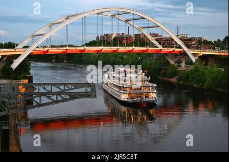 Korean Veterans Memorial Bridge und Raddampfer auf dem Cumberland River; Nashville, Tennessee, Vereinigte Staaten von Amerika Stockfoto