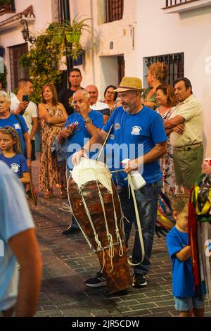 Gruppen spanischer Pastorales singen typische Weihnachtslieder, mit Zambomba-Instrumenten, als Ausnahme im Sommer. Mijas, Spanien. Stockfoto