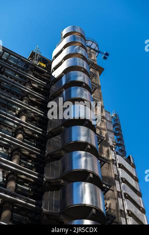 Lloyd's Building, das Zuhause des Versicherungsinstituts Lloyd's of London, an einem wolkenlosen Sommertag Stockfoto