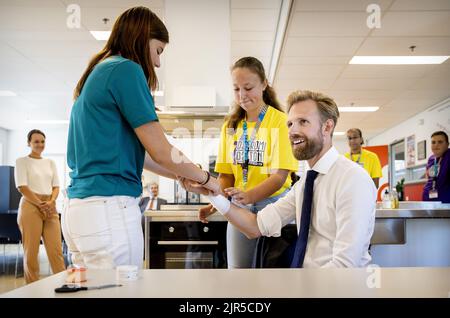 2022-08-22 13:39:44 DORDRECHT - Dennis Wiersma, Minister für Primary and Secondary Education, während eines Besuchs der Municipal Dalton College während des Starts der Sekundarstufe. Grund- und Sekundarschulen im Zentrum des Landes werden nach sechs Wochen Sommerurlaub wieder eröffnet. ANP KOEN VAN WEEL niederlande Out - belgien Out Stockfoto