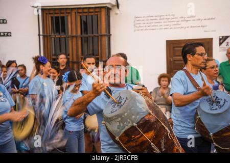 Gruppen spanischer Pastorales singen typische Weihnachtslieder, mit Zambomba-Instrumenten, als Ausnahme im Sommer. Mijas, Spanien. Stockfoto