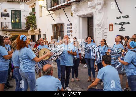 Gruppen spanischer Pastorales singen typische Weihnachtslieder, mit Zambomba-Instrumenten, als Ausnahme im Sommer. Mijas, Spanien. Stockfoto