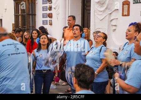 Gruppen spanischer Pastorales singen typische Weihnachtslieder, mit Zambomba-Instrumenten, als Ausnahme im Sommer. Mijas, Spanien. Stockfoto